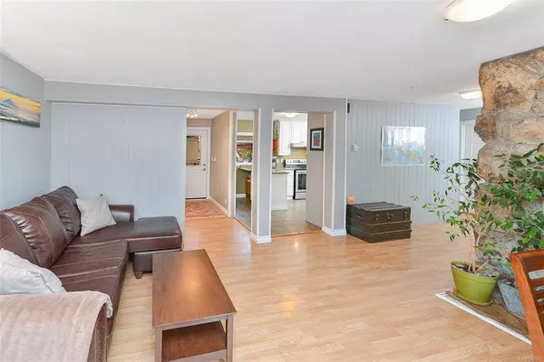 71 Hartland Ave, Saanich, BC V9E 1L7