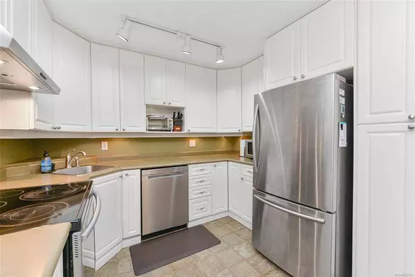 71 Hartland Ave, Saanich, BC V9E 1L7