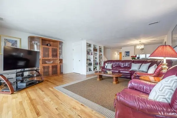 101 Mill Pond #101, North Andover, MA 01845