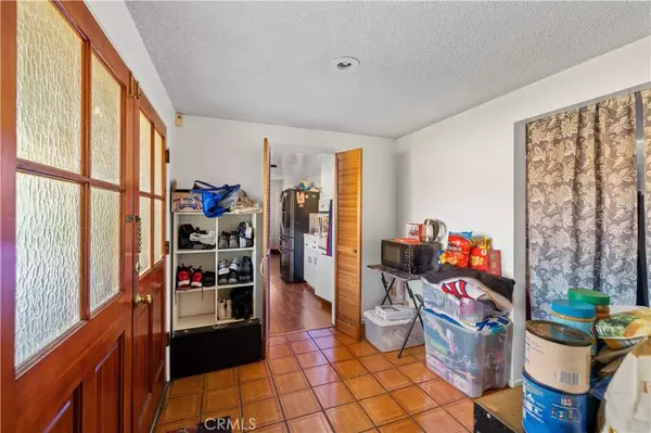 26077 Holly, San Bernardino, CA 92404