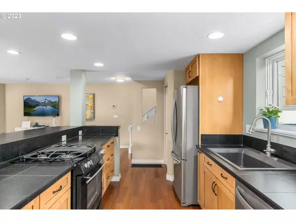 637 SE LINN ST #E, Portland, OR 97202