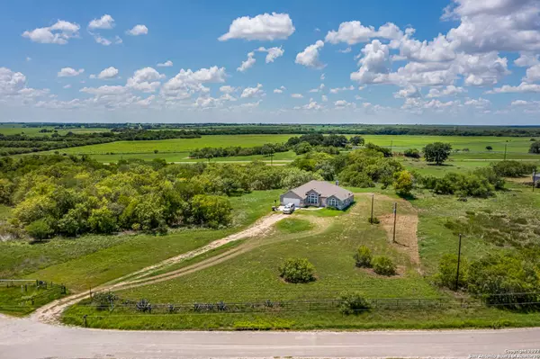 206 SHAMROCK DR, Floresville, TX 78114-6733