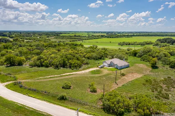 206 SHAMROCK DR, Floresville, TX 78114-6733