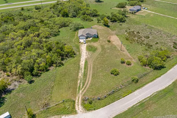 206 SHAMROCK DR, Floresville, TX 78114-6733