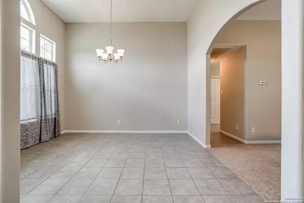 206 SHAMROCK DR, Floresville, TX 78114-6733