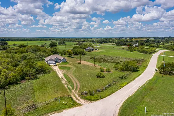 206 SHAMROCK DR, Floresville, TX 78114-6733