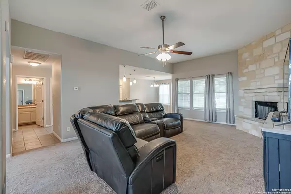 206 SHAMROCK DR, Floresville, TX 78114-6733