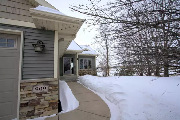 909 Wyatt CIR, Montrose, MN 55363