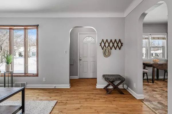 1512 Saint Albans ST N, Saint Paul, MN 55117