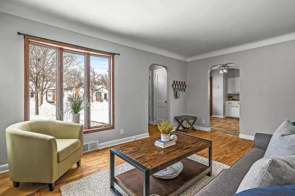 1512 Saint Albans ST N, Saint Paul, MN 55117