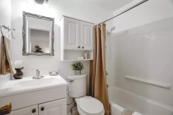 75 Park LN #A, White Rock, NM 87547