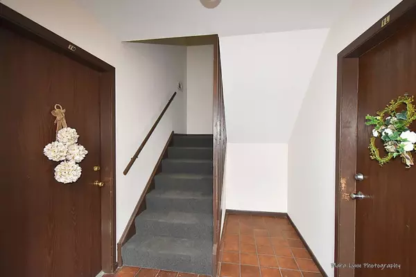 123 Olesen Drive #2-M, Naperville, IL 60540