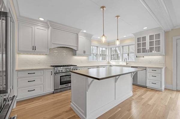 38 School St, Manchester, MA 01944