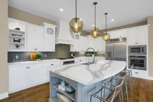 6412 Landings CT, Chanhassen, MN 55331