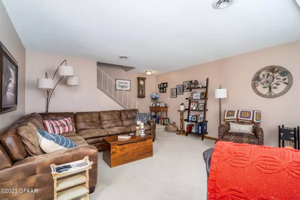 12 PARKVIEW Circle, Grand Forks, ND 58201