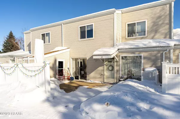 12 PARKVIEW Circle, Grand Forks, ND 58201