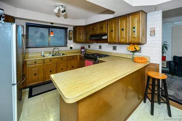 2504 ANTONIA Lane, Warren, MI 48091