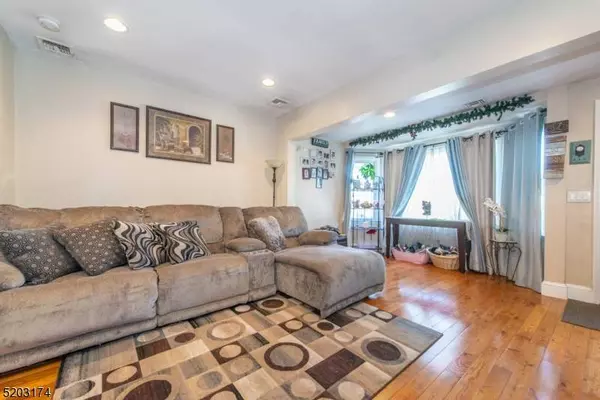 3 Sisco Pl, Clifton City, NJ 07011