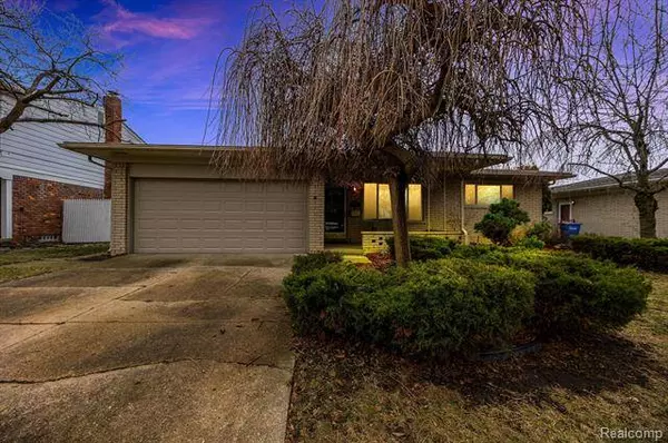 2504 ANTONIA Lane, Warren, MI 48091