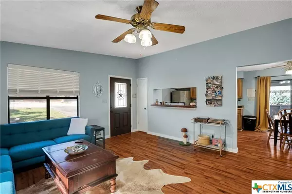 1412 Laurie DR, Canyon Lake, TX 78133