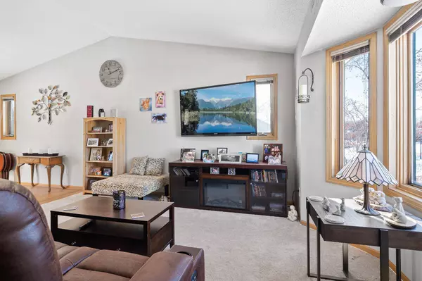 38593 Glacier DR, North Branch, MN 55056