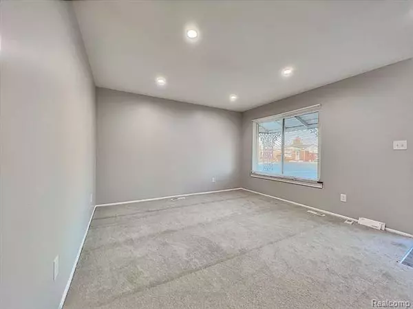 9348 Mueller Street, Taylor, MI 48180