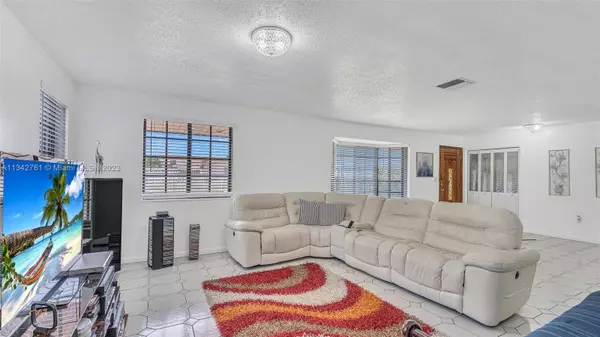 9500 SW 29th St, Miami, FL 33165