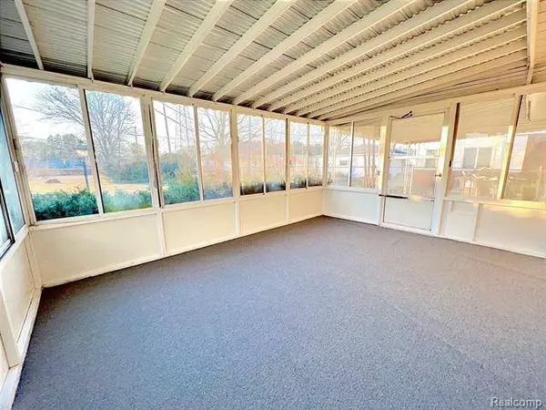 9348 Mueller Street, Taylor, MI 48180