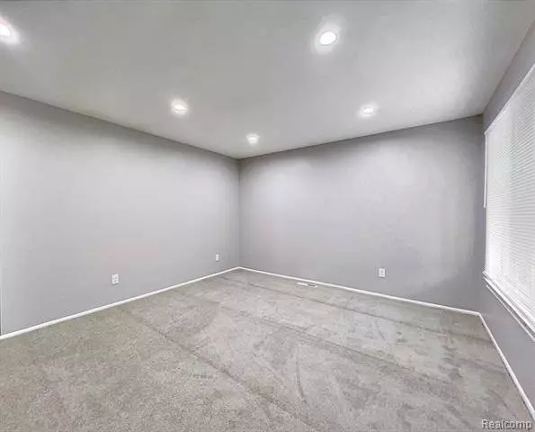 9348 Mueller Street, Taylor, MI 48180