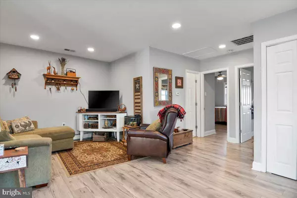 150 THOMAS AVE, Maple Shade, NJ 08052