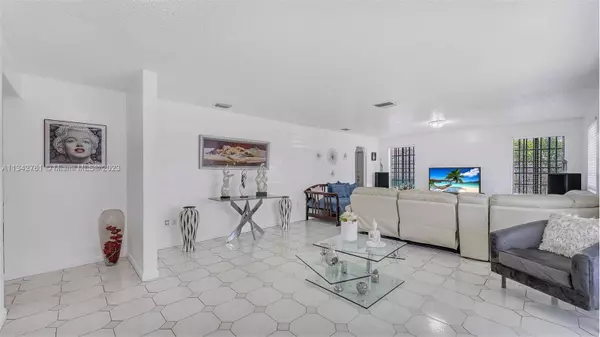 9500 SW 29th St, Miami, FL 33165