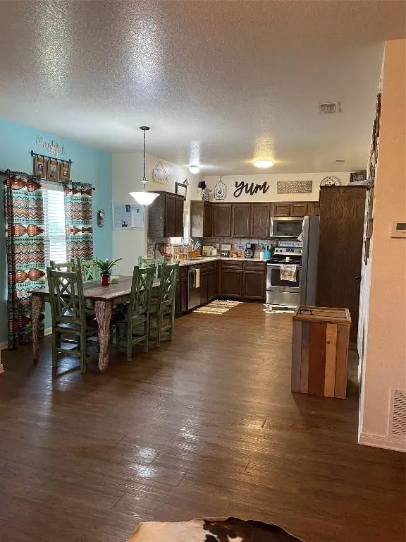 206 Brizendine AVE, Florence, TX 76527