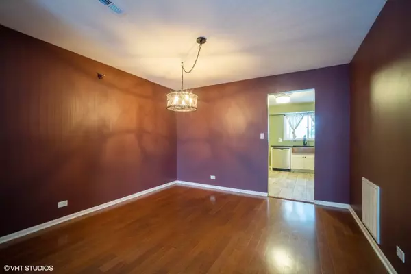 4198 Cove LN #E, Glenview, IL 60025