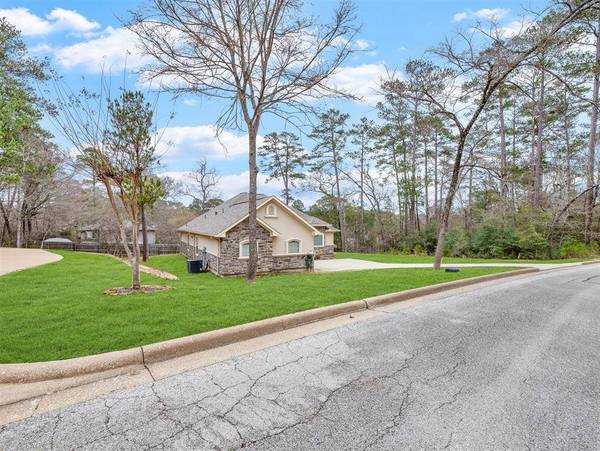 906 Inwood DR, Huntsville, TX 77340