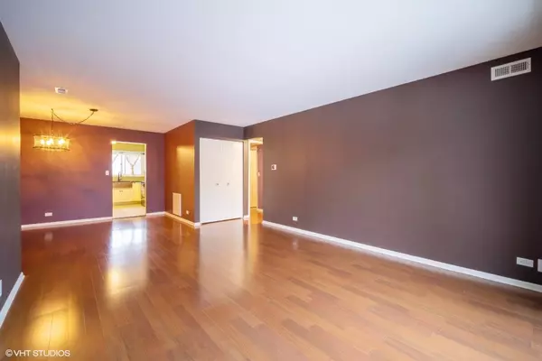 4198 Cove LN #E, Glenview, IL 60025