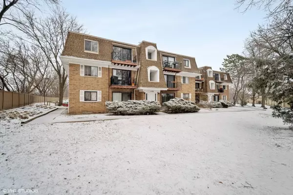 4198 Cove LN #E, Glenview, IL 60025