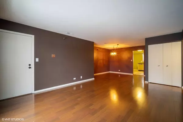 4198 Cove LN #E, Glenview, IL 60025