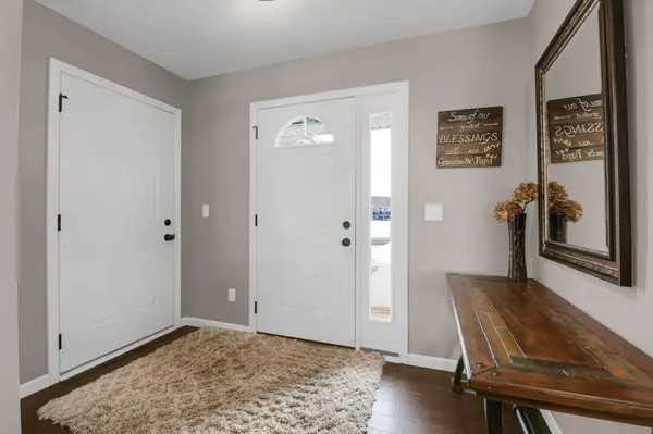 914 Prestwick DR, Belle Plaine, MN 56011