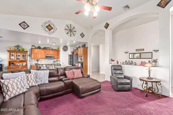 1015 N TOMAHAWK Road, Apache Junction, AZ 85119