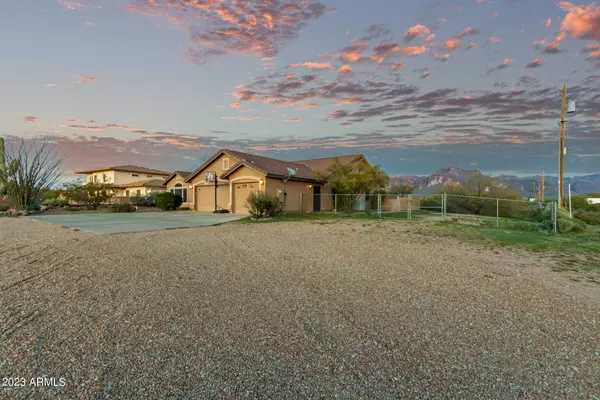 1015 N TOMAHAWK Road, Apache Junction, AZ 85119