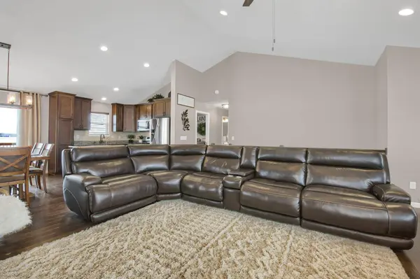 914 Prestwick DR, Belle Plaine, MN 56011