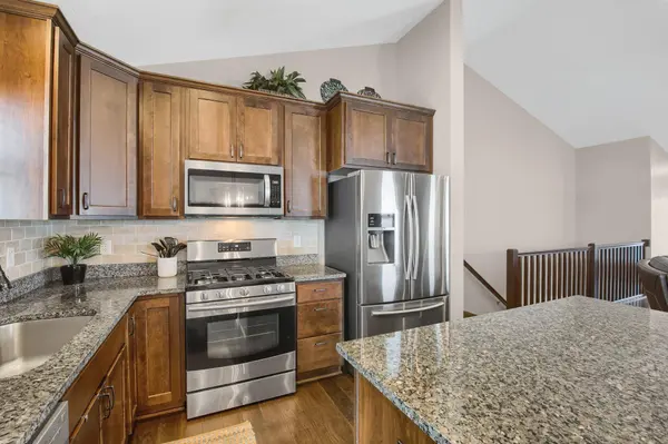 914 Prestwick DR, Belle Plaine, MN 56011