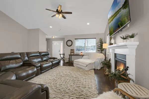 914 Prestwick DR, Belle Plaine, MN 56011