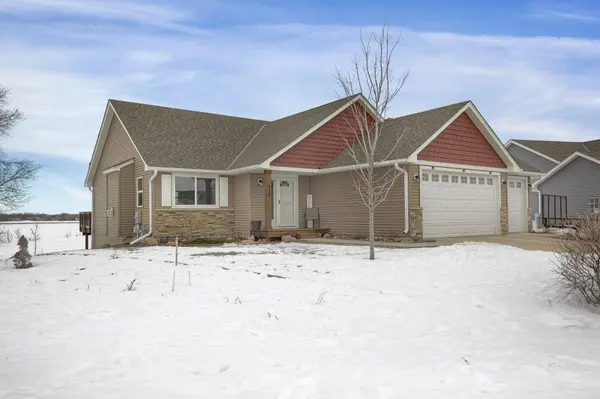 914 Prestwick DR, Belle Plaine, MN 56011