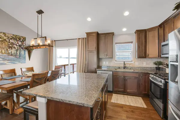 914 Prestwick DR, Belle Plaine, MN 56011