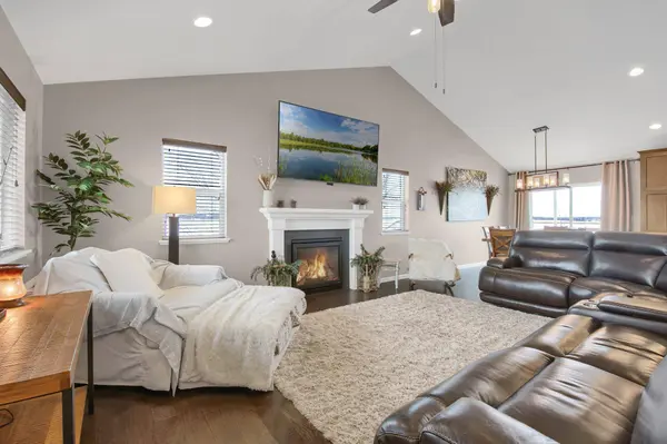 914 Prestwick DR, Belle Plaine, MN 56011