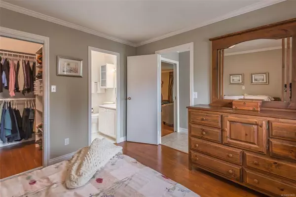 820 Barclay Cres, Parksville, BC V9P 1Z3