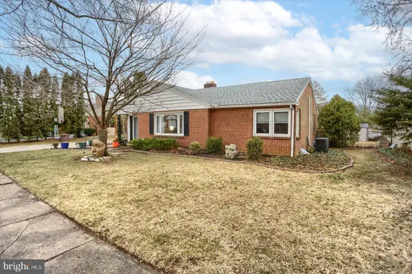 40 CENTER DR, Camp Hill, PA 17011