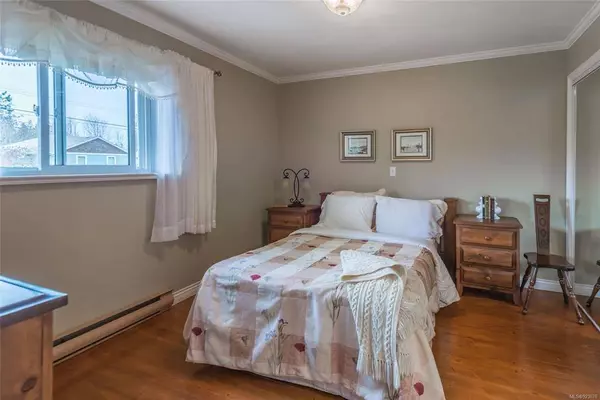 820 Barclay Cres, Parksville, BC V9P 1Z3