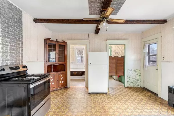 21 Madison St, Amesbury, MA 01913